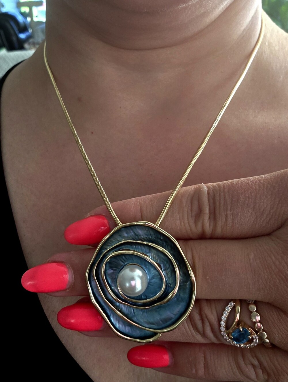Elegant French-Style Flower Pendant Necklace. Stainless steel. Versatile